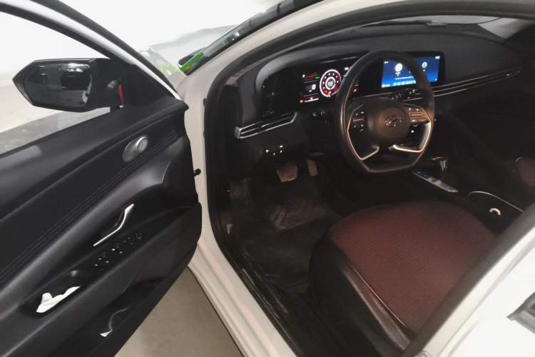 Used Hyundai Elantra 2022 1.5L CVT LUX Prestige Edition Driver Seat