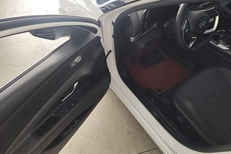 Used Hyundai Elantra 2022 1.5L CVT LUX Prestige Edition Driver Seat