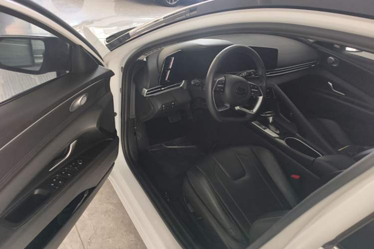 Used Hyundai Elantra 2022 1.5L CVT LUX Prestige Edition Driver Seat