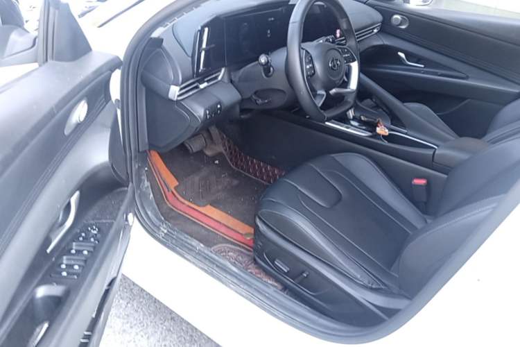 Used Hyundai Elantra 2022 1.5L CVT LUX Prestige Edition Driver Seat