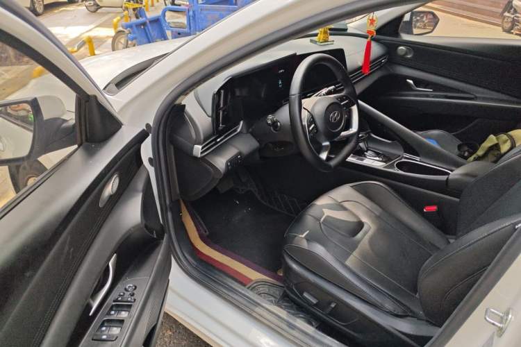 Used Hyundai Elantra 2022 1.5L CVT LUX Prestige Edition Driver Seat