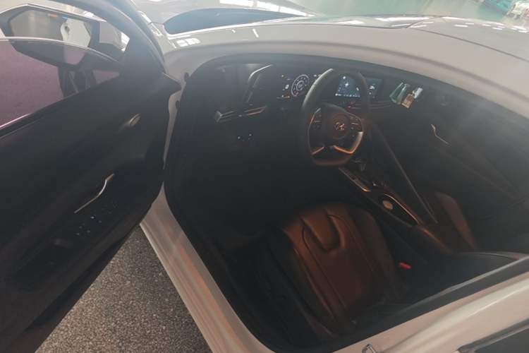 Used Hyundai Elantra 2022 1.5L CVT LUX Prestige Edition Driver Seat