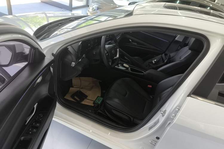 Used Hyundai Elantra 2022 1.5L CVT LUX Prestige Edition Driver Seat