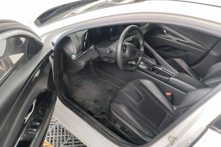 Used Hyundai Elantra 2022 1.5L CVT LUX Prestige Edition Driver Seat