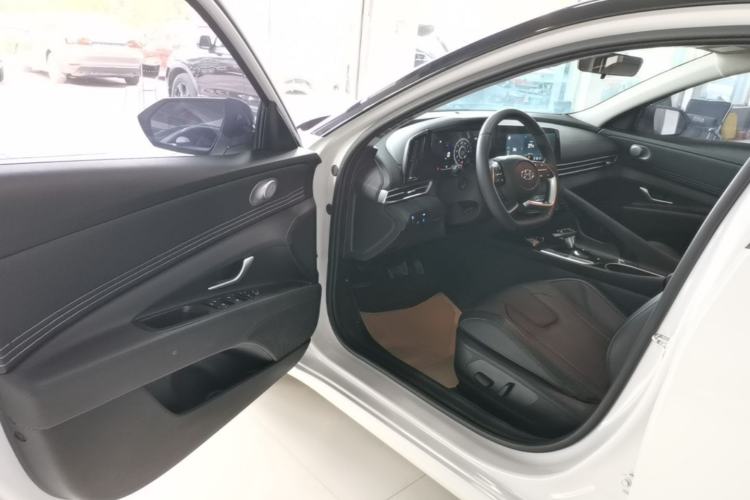 Used Hyundai Elantra 2022 1.5L CVT LUX Prestige Edition Driver Seat