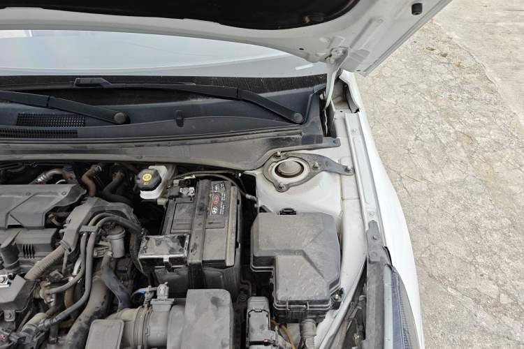 Used Hyundai Elantra 2022 1.5L CVT LUX Prestige Edition Engine Bay Left