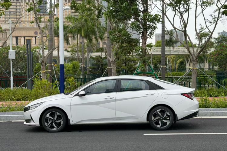 Used Hyundai Elantra 2022 1.5L CVT LUX Prestige Edition Exterior 4
