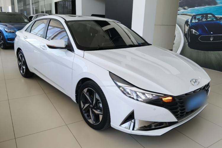 Used Hyundai Elantra 2022 1.5L CVT GLX Elite Edition Front Right 45 Deg
