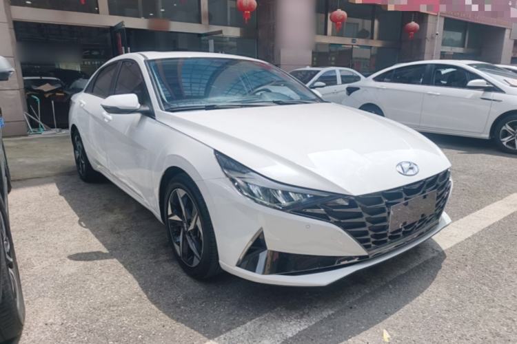 Used Hyundai Elantra 2022 1.5L CVT GLX Elite Edition Front Right 45 Deg