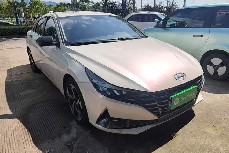 Used Hyundai Elantra 2022 1.5L CVT LUX Prestige Edition Front Right 45 Deg