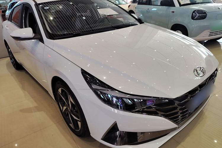 Used Hyundai Elantra 2022 1.5L CVT LUX Prestige Edition Front Right 45 Deg