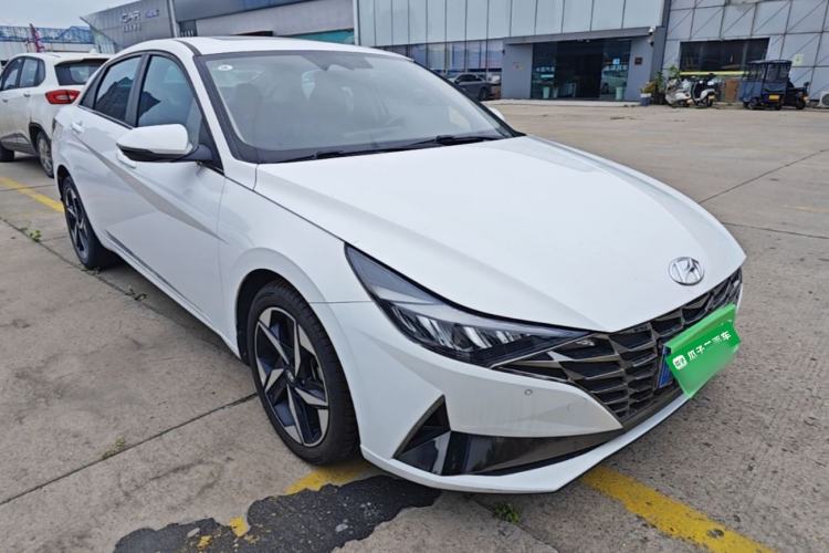 Used Hyundai Elantra 2022 1.5L CVT LUX Prestige Edition Front Right 45 Deg