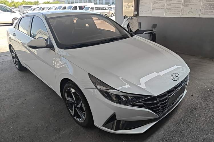 Used Hyundai Elantra 2022 1.5L CVT GLX Elite Edition Front Right 45 Deg