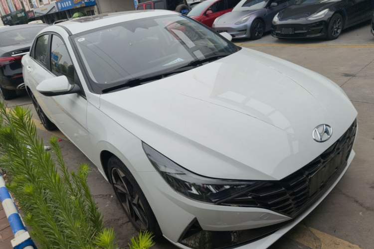 Used Hyundai Elantra 2022 1.5L CVT LUX Prestige Edition Front Right 45 Deg