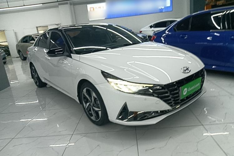Used Hyundai Elantra 2022 1.5L CVT LUX Prestige Edition Front Right 45 Deg