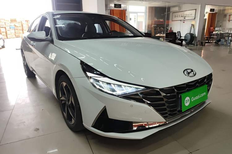 Used Hyundai Elantra 2022 1.5L CVT GLX Elite Edition Front Right 45 Deg
