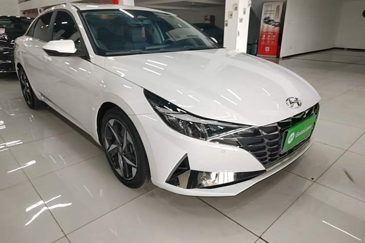 Used Hyundai Elantra 2022 1.5L CVT LUX Prestige Edition Front Right 45 Deg