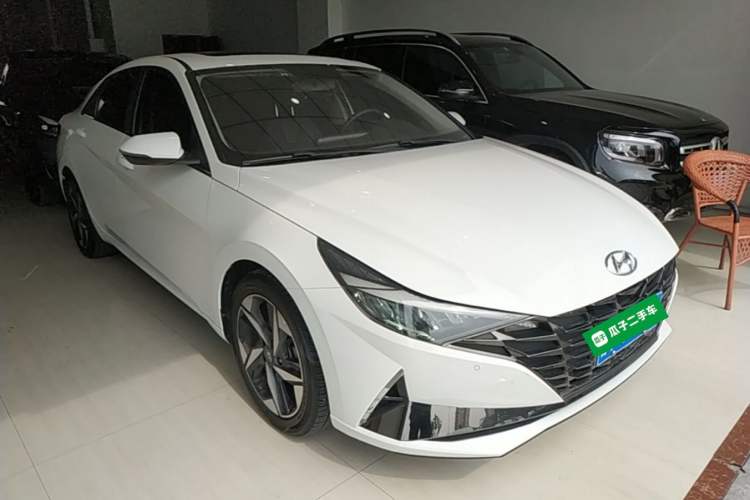 Used Hyundai Elantra 2022 1.5L CVT GLX Elite Edition Front Right 45 Deg