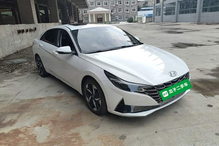 Used Hyundai Elantra 2022 1.5L CVT GLX Elite Edition Front Right 45 Deg