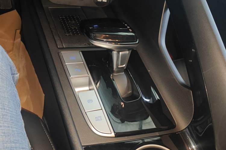 Used Hyundai Elantra 2022 1.5L CVT LUX Prestige Edition Gear Lever