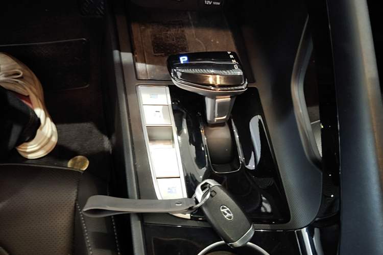 Used Hyundai Elantra 2022 1.5L CVT LUX Prestige Edition Gear Lever
