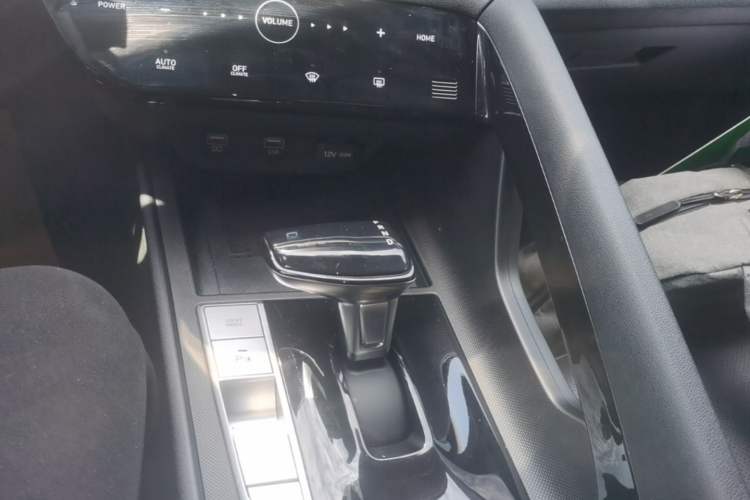 Used Hyundai Elantra 2022 1.5L CVT LUX Prestige Edition Gear Lever