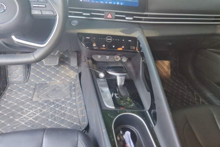 Used Hyundai Elantra 2022 1.5L CVT LUX Prestige Edition Gear Lever