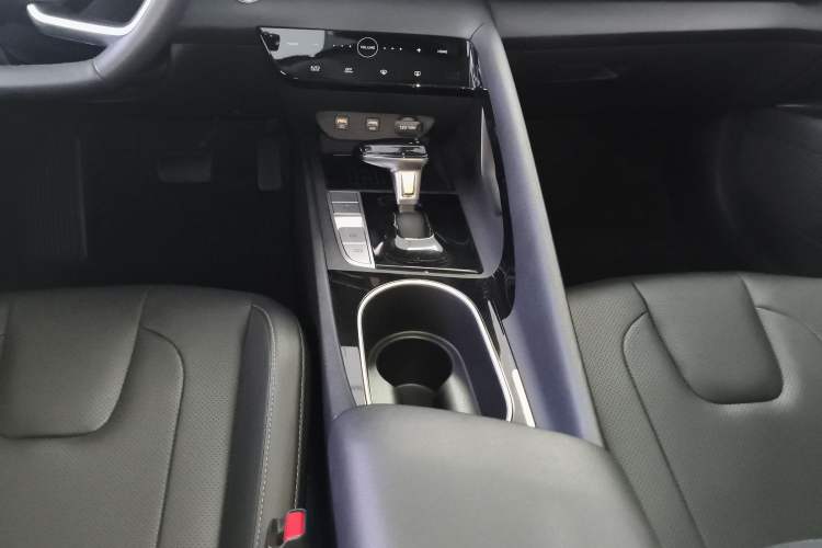 Used Hyundai Elantra 2022 1.5L CVT LUX Prestige Edition Gear Lever