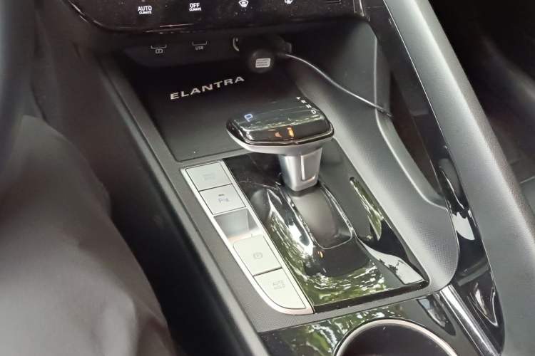Used Hyundai Elantra 2022 1.5L CVT LUX Prestige Edition Gear Lever