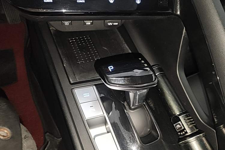 Used Hyundai Elantra 2022 1.5L CVT LUX Prestige Edition Gear Lever