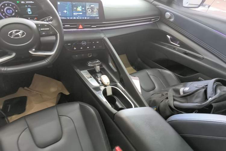 Used Hyundai Elantra 2022 1.5L CVT LUX Prestige Edition Gear Lever