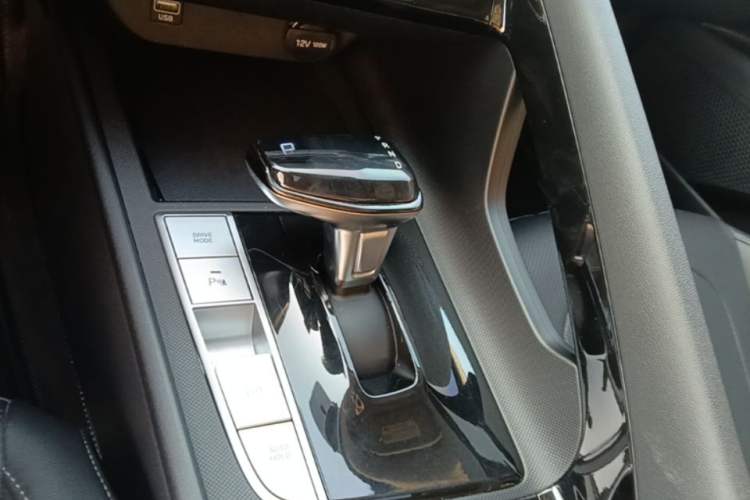 Used Hyundai Elantra 2022 1.5L CVT GLX Elite Edition Gear Lever