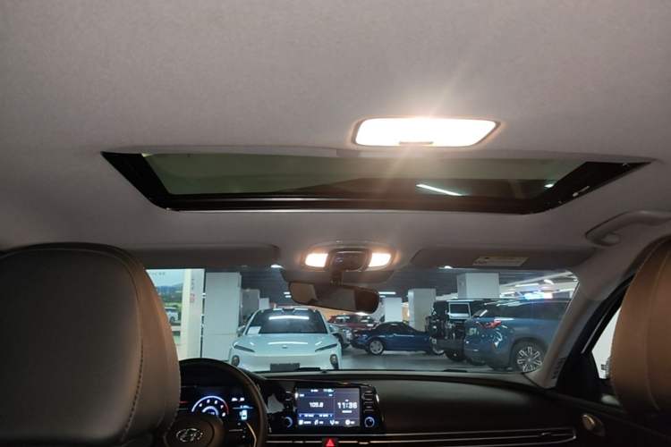 Used Hyundai Elantra 2022 1.5L CVT GLX Elite Edition Headliner