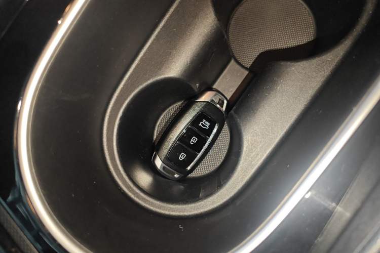 Used Hyundai Elantra 2022 1.5L CVT LUX Prestige Edition Interior 1