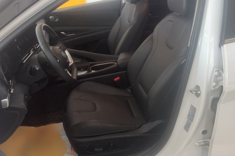 Used Hyundai Elantra 2022 1.5L CVT LUX Prestige Edition Interior 1