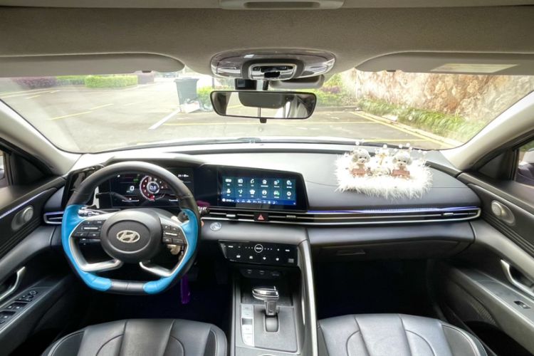 Used Hyundai Elantra 2022 1.5L CVT LUX Prestige Edition Interior 1