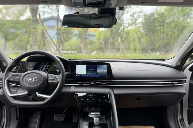 Used Hyundai Elantra 2022 1.5L CVT LUX Prestige Edition Interior 1