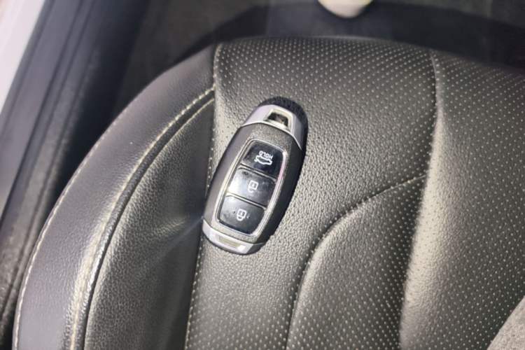 Used Hyundai Elantra 2022 1.5L CVT LUX Prestige Edition Interior 1