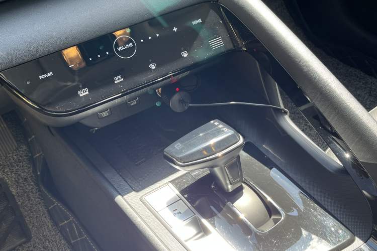 Used Hyundai Elantra 2022 1.5L CVT LUX Prestige Edition Interior 10