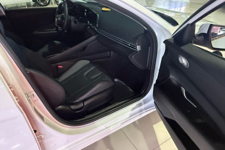 Used Hyundai Elantra 2022 1.5L CVT LUX Prestige Edition Interior 10