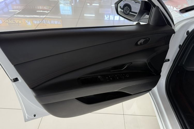 Used Hyundai Elantra 2022 240TGDi DCT LUX Prestige Edition Interior 10