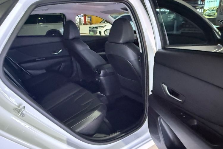 Used Hyundai Elantra 2022 1.5L CVT LUX Prestige Edition Interior 11