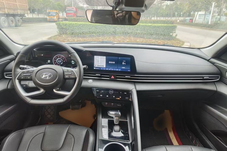 Used Hyundai Elantra 2022 1.5L CVT LUX Prestige Edition Interior 2