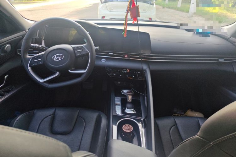 Used Hyundai Elantra 2022 1.5L CVT LUX Prestige Edition Interior 2