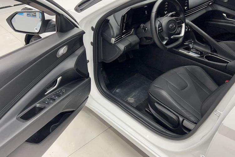 Used Hyundai Elantra 2022 1.5L CVT GLX Elite Edition Interior 2