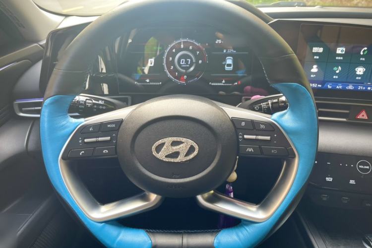 Used Hyundai Elantra 2022 1.5L CVT LUX Prestige Edition Interior 2