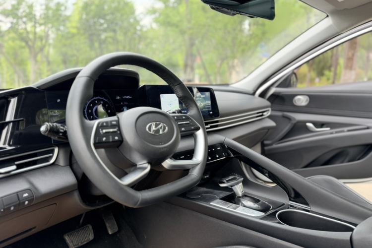 Used Hyundai Elantra 2022 1.5L CVT LUX Prestige Edition Interior 2