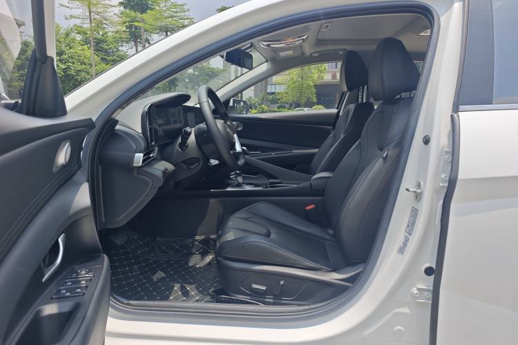Used Hyundai Elantra 2022 1.5L CVT LUX Prestige Edition Interior 2