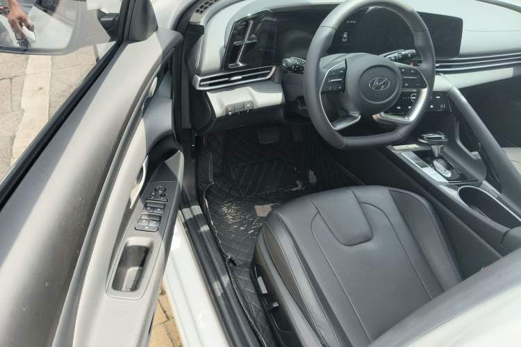Used Hyundai Elantra 2022 1.5L CVT LUX Prestige Edition Interior 2