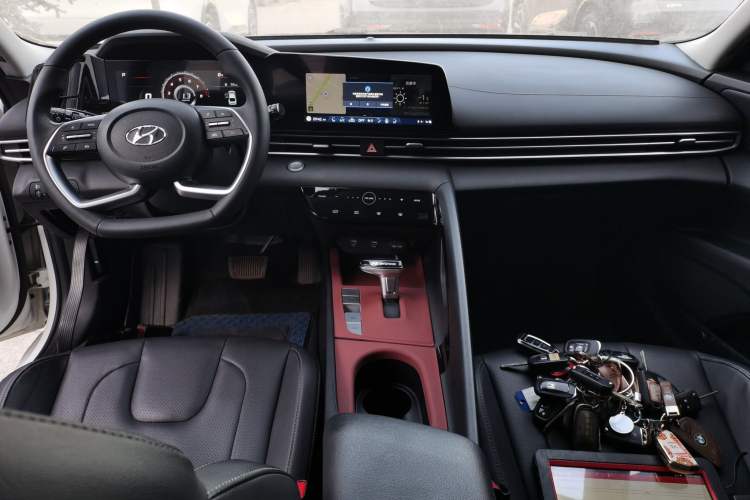 Used Hyundai Elantra 2022 1.5L CVT LUX Prestige Edition Interior 2